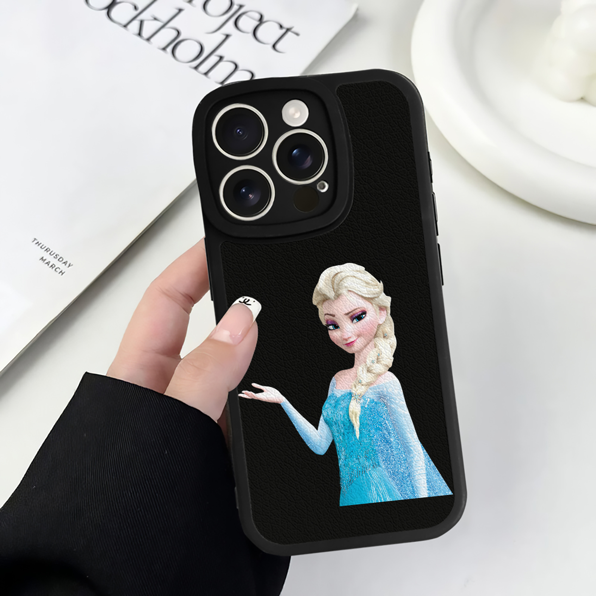 （画像用） アナと雪の女王 アンナ エルサ Frozen Anna Elsa 【iPhone 16シリーズ対応】シリコンスマホケース（レザー調） 材質：シリコン